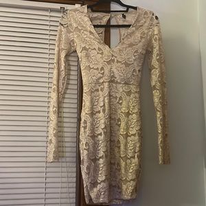 Windsor form fitting dress Size: small